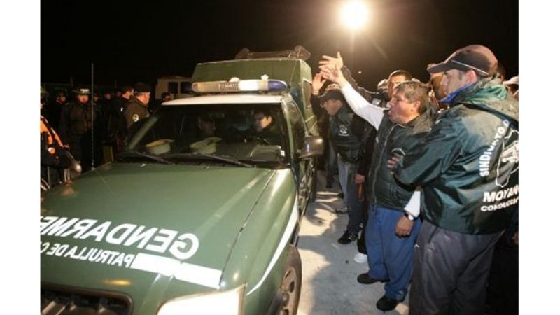 Ocho camiones burlaron el bloqueo y partieron con combustible