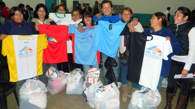 Entregaron indumentaria a distintos clubes tinogasteños