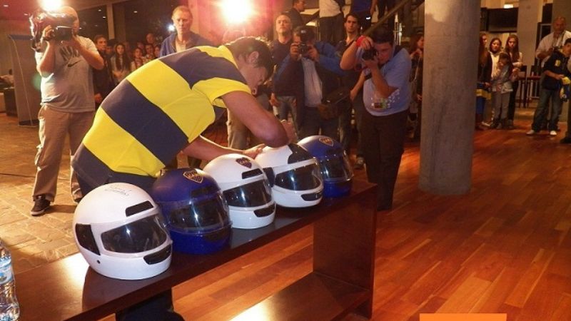 La Municipalidad regalará cascos con la firma de los jugadores de Boca 