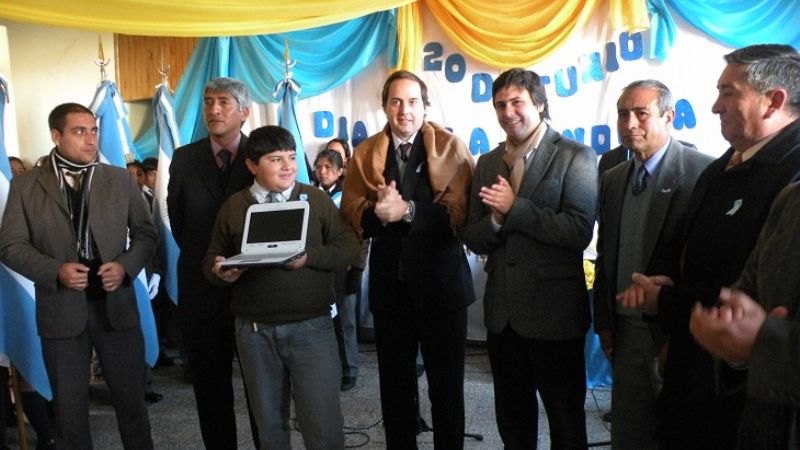 Mera visito la localidad de San José y participo de la entrega de 145 netbooks 