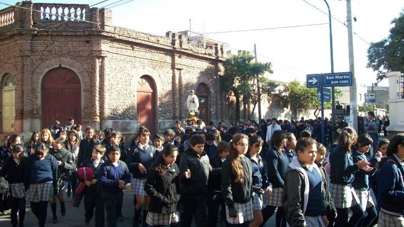 Los estudiantes marcharon con su Patrono por calles de la ciudad