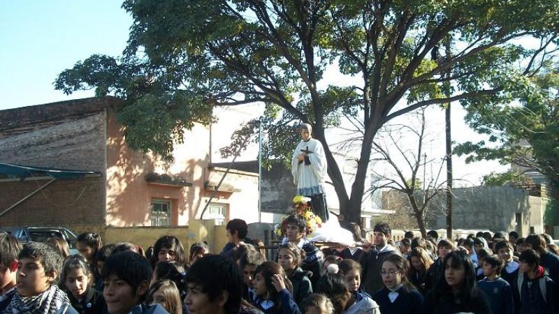 Los estudiantes marcharon con su Patrono por calles de la ciudad