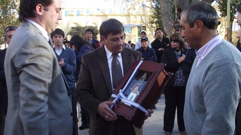 Andersch junto a los senadores