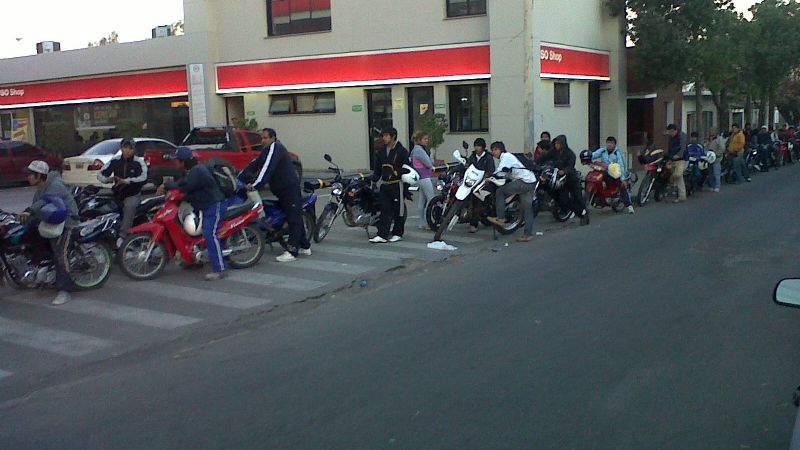 Lentamente llega combustible a Catamarca