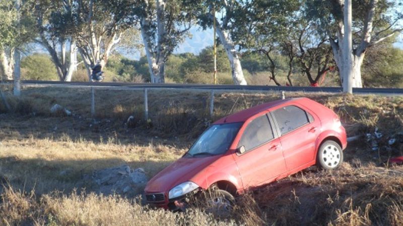 Auto cayó a una zanja