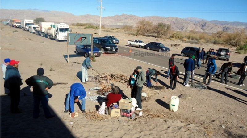 Habitantes de Medanitos cortan ruta 60 al ingreso de Fiambalá