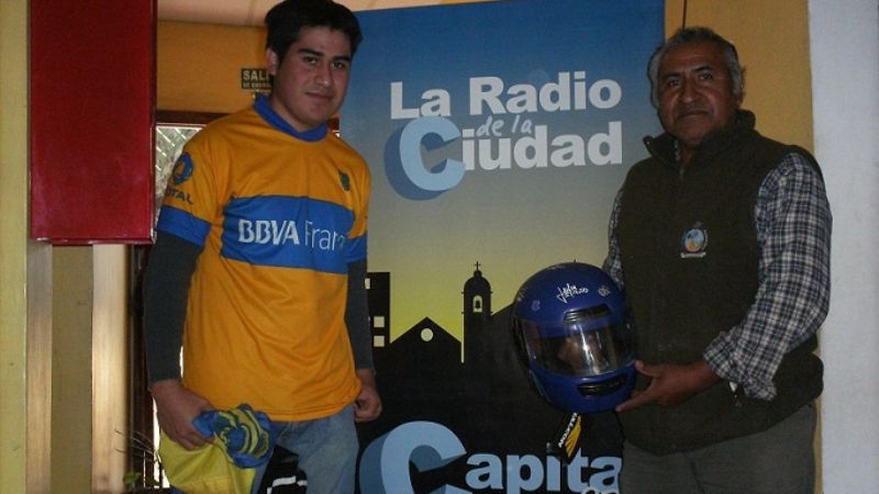 Sorteo de cascos autografiados por jugadores de Boca Junios