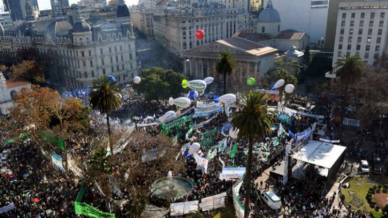 Moyano llenó la Plaza, renovó el reclamo por Ganancias y pidió más diálogo