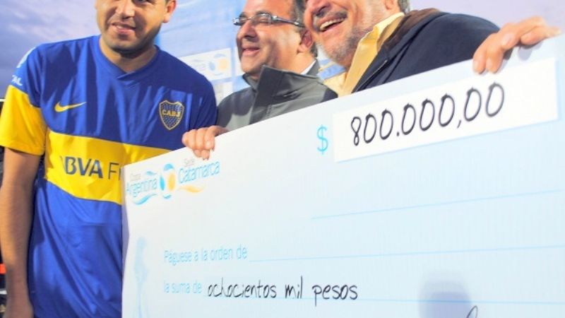 Lo que cuesta vale; Riquelme recibió el cheque por 800 mil pesos