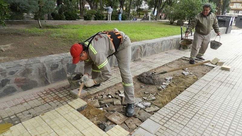 Reparación y mantenimiento de baldosas en la peatonal
