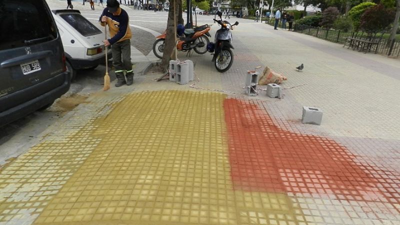 Reparación y mantenimiento de baldosas en la peatonal