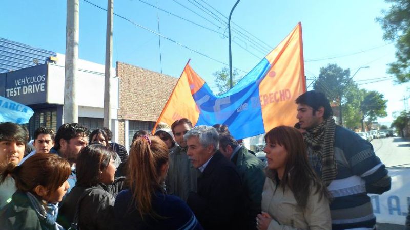 Estudiantes universitarios se manifestaron frente el Rectorado