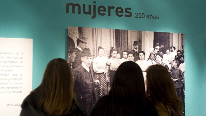 La mujer argentina en una muestra que recorre 200 años de historia
