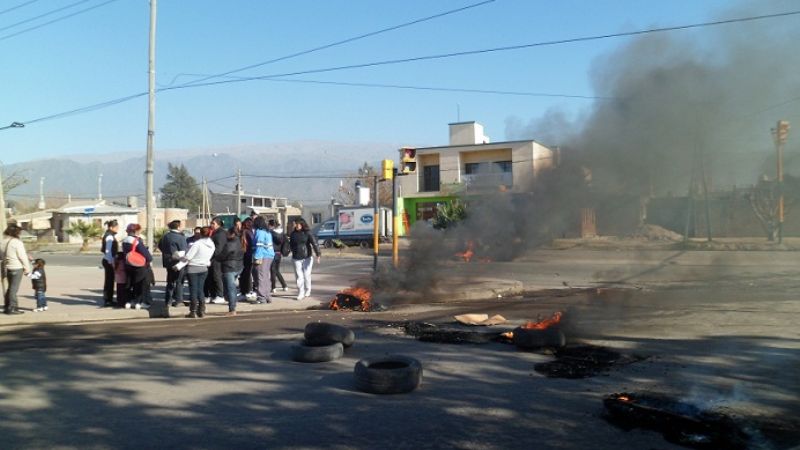 Piquete de mujeres en busca de asistencia