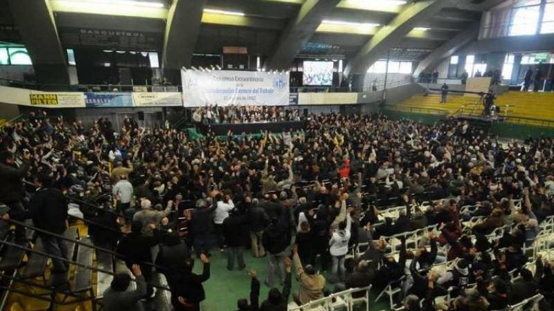 Sólo con sus aliados, Moyano renovó su mandato en la CGT