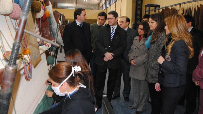 La gobernadora visitó la Fábrica de Alfombras