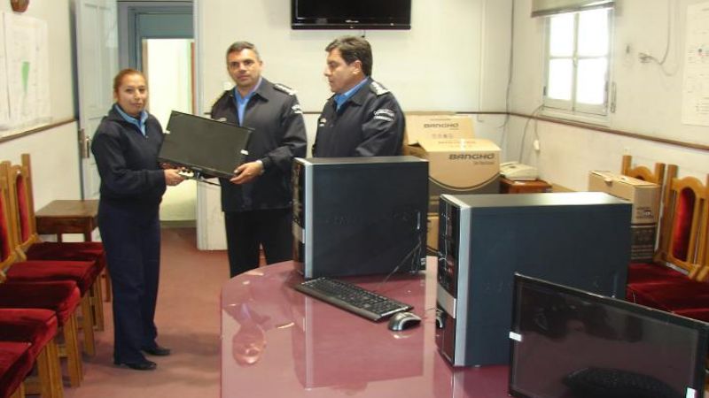 Entregan computadoras al personal policial