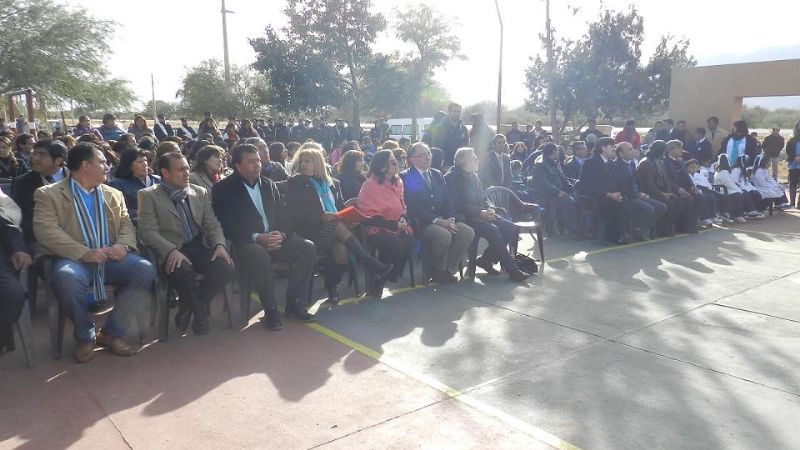 La Municipalidad entregó una bandera a la escuela de Los Chañaritos