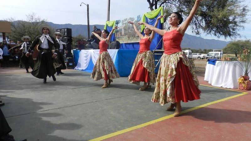 La Municipalidad entregó una bandera a la escuela de Los Chañaritos