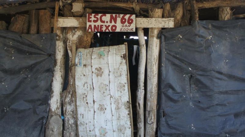 Alumnos asisten a clases a una escuela en estado deplorable