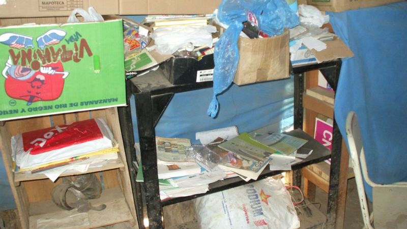 Alumnos asisten a clases a una escuela en estado deplorable