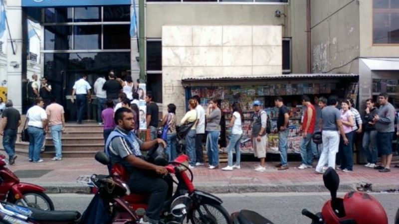 Buscan que el Banco Nación preste más y aumente los cajeros