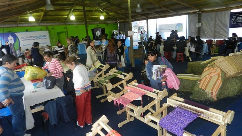 Aprender el arte rústico del hilado en el Poncho 