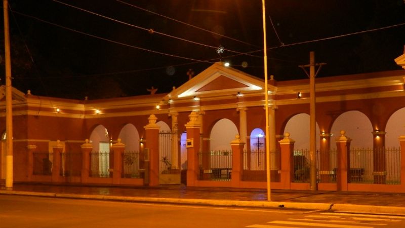 El Cementerio Municipal tiene brillo propio de noche