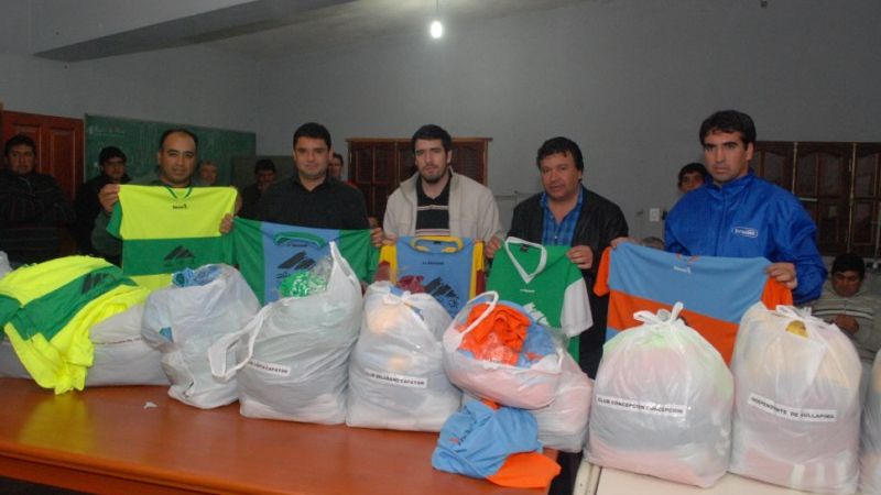 Entrega de indumentaria para clubes de Huillapima