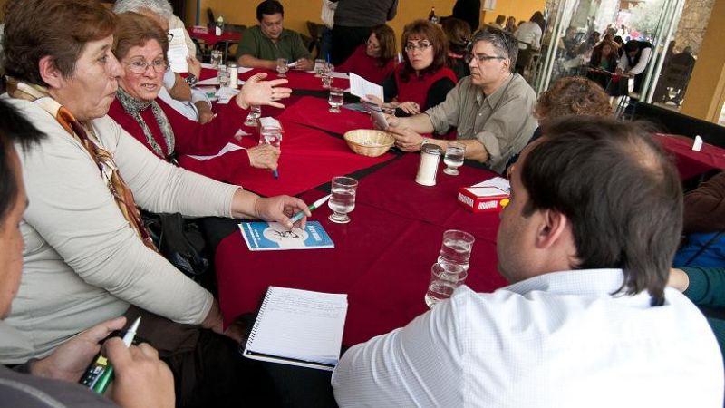 Mera con los vecinos en la Fiesta del Poncho