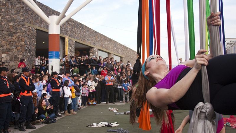 Acrobacias aéreas, un color distinto en el Poncho