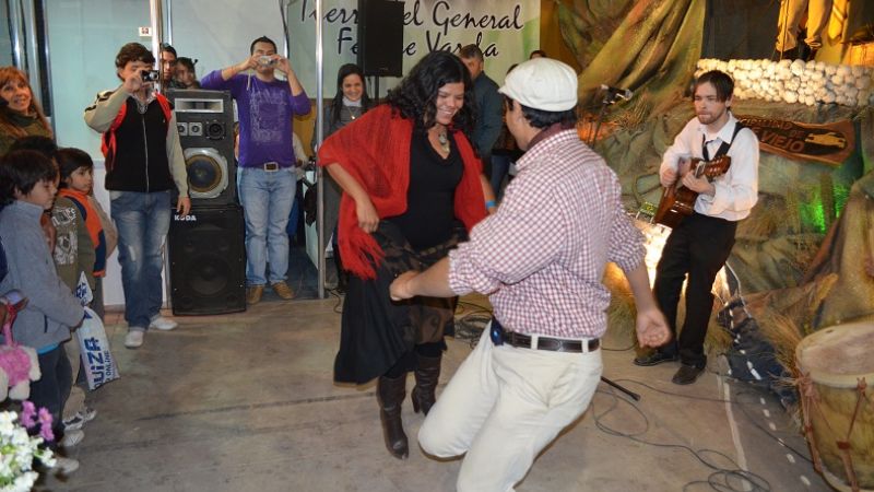 Peña y degustación de comidas regionales en el stand de Valle Viejo   