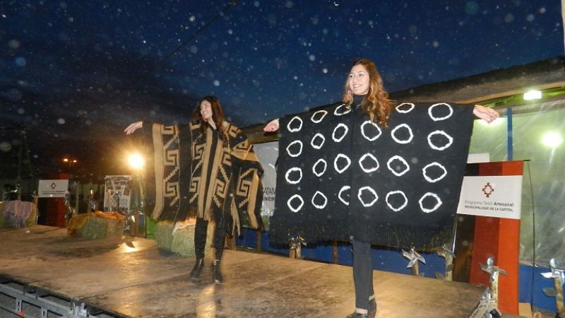 Colorido desfile de prendas artesanales  