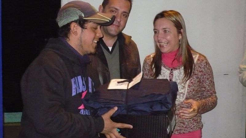 Entrega de uniformes a agentes de prevención