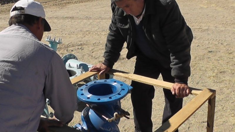 León Mendoza visitó la obra del acueducto