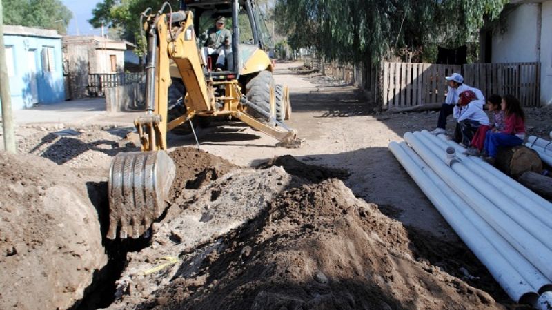 Instalan cloacas encargadas ayer por la gobernadora Corpacci