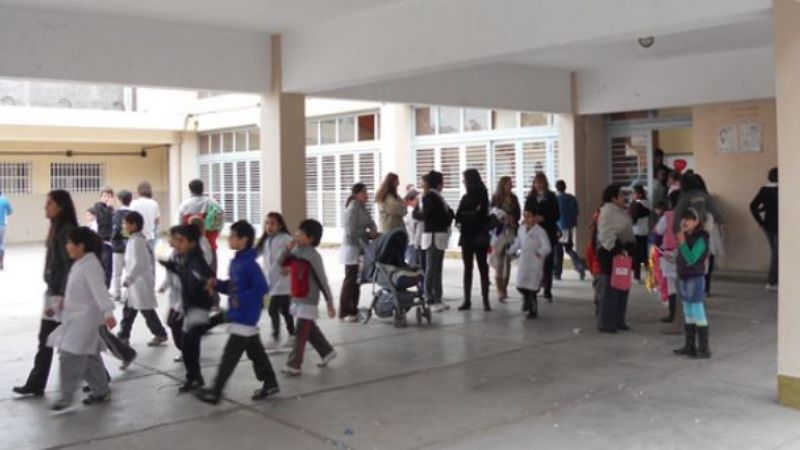 Las escuelas se vuelven a teñir de blanco