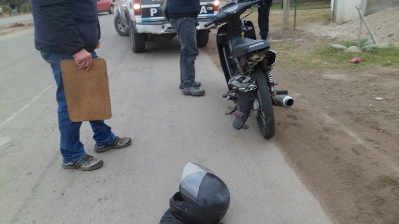 Joven motociclista accidentado