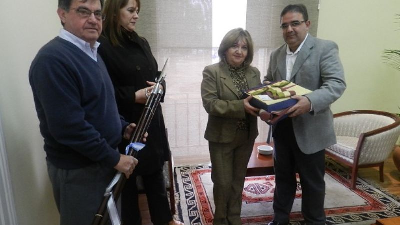 Jalil donó una bandera de la ciudad a la escuela Gral. San Martín  