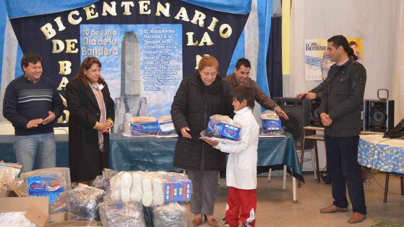 Entregan indumentaria y útiles escolares