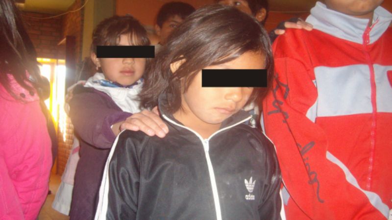 Padres aseguran que directora trató de “patas sucias y piojosos” a alumnos