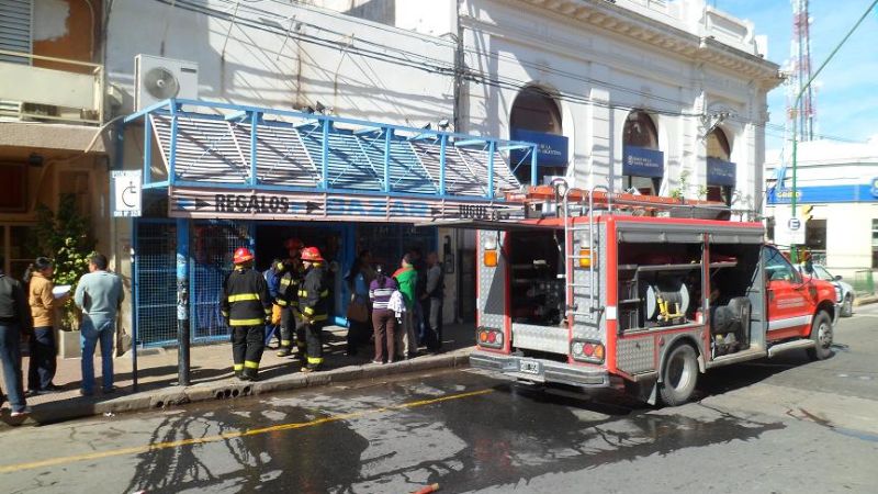 Se incendió un bazar frente a la plaza 25 de Mayo