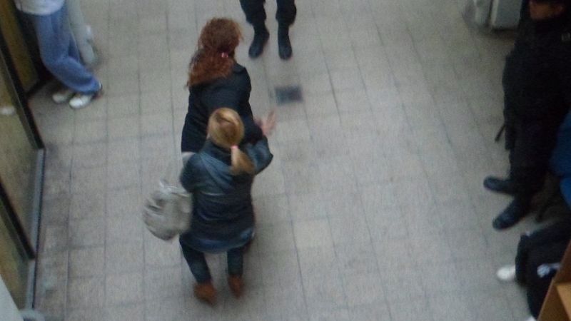 La hermana de “Chucky” violenta y a los gritos   