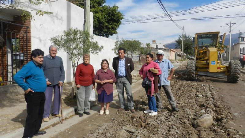 Más pavimentación y cordones cuneta en la Capital