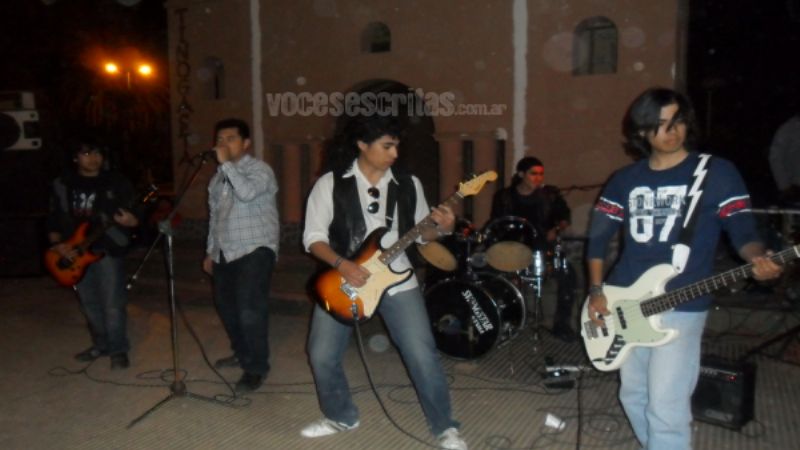 Noche joven en la plaza principal de Tinogasta