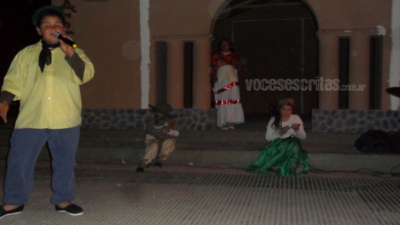 Noche joven en la plaza principal de Tinogasta