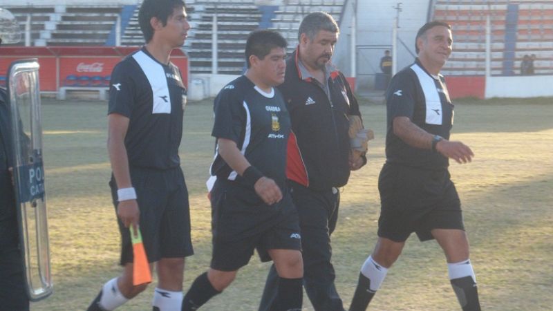Insólito error de árbitro en el partido de Coronel Daza-Sumalao
