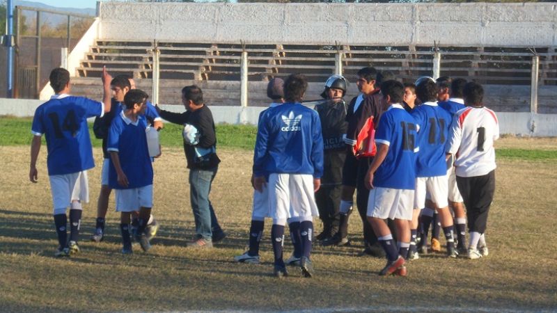 Insólito error de árbitro en el partido de Coronel Daza-Sumalao