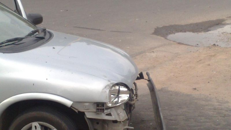 Auto volcó y chocó contra un poste