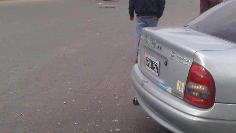 Auto volcó y chocó contra un poste